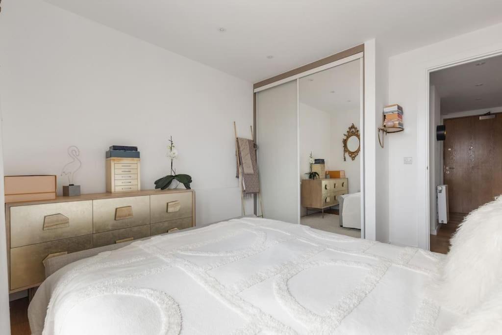 Modern New 1-Bedroom Home Stunning Views Londres Exterior foto